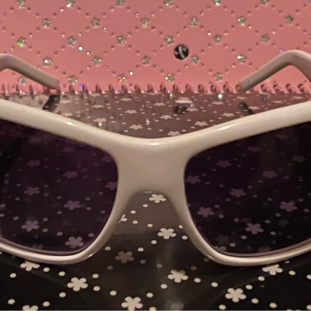 Sketchers Women’s Sunglasses Retro SK 4024 White w/red roses